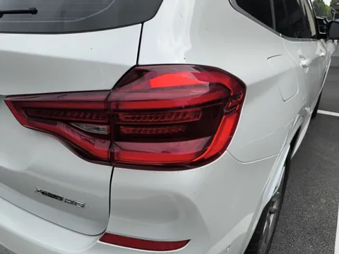 BMW X3 G08 до рестайлинга — задний фонарь и шильдик xDrive