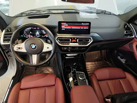 BMW X3 G08 после рестайлинга — торпедо, руль M и экран iDrive