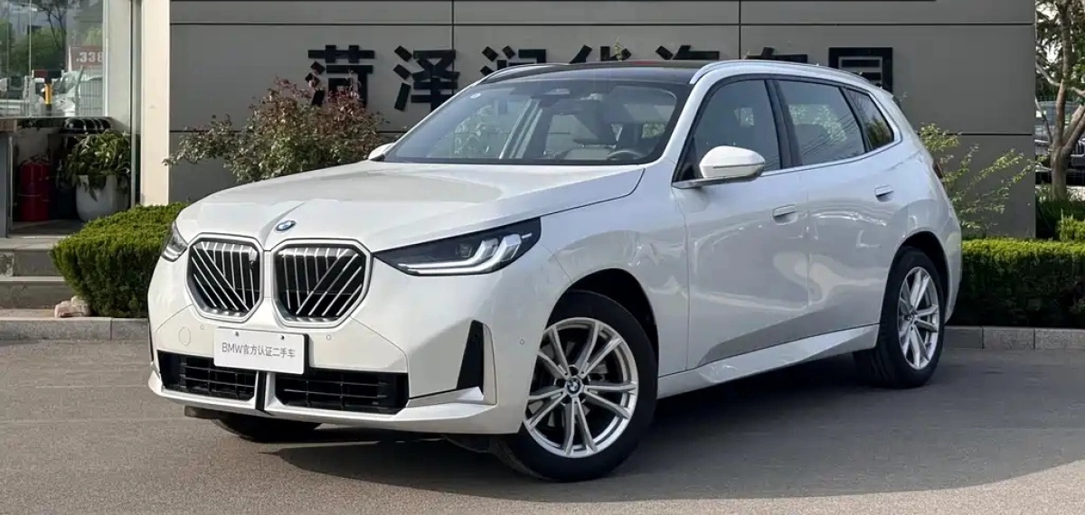 BMW X3 L из Китая — белый, вид спереди три четверти, дилерская площадка сертифицированных авто с пробегом