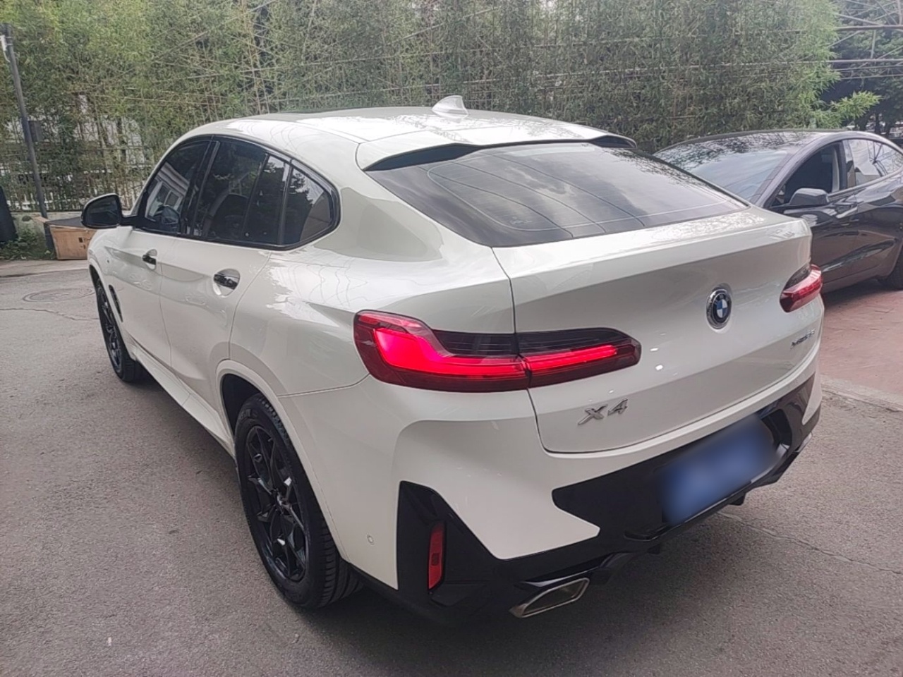 BMW X4 G02 из Китая — белый, вид сзади три четверти, покатая крыша купе, шильдик X4