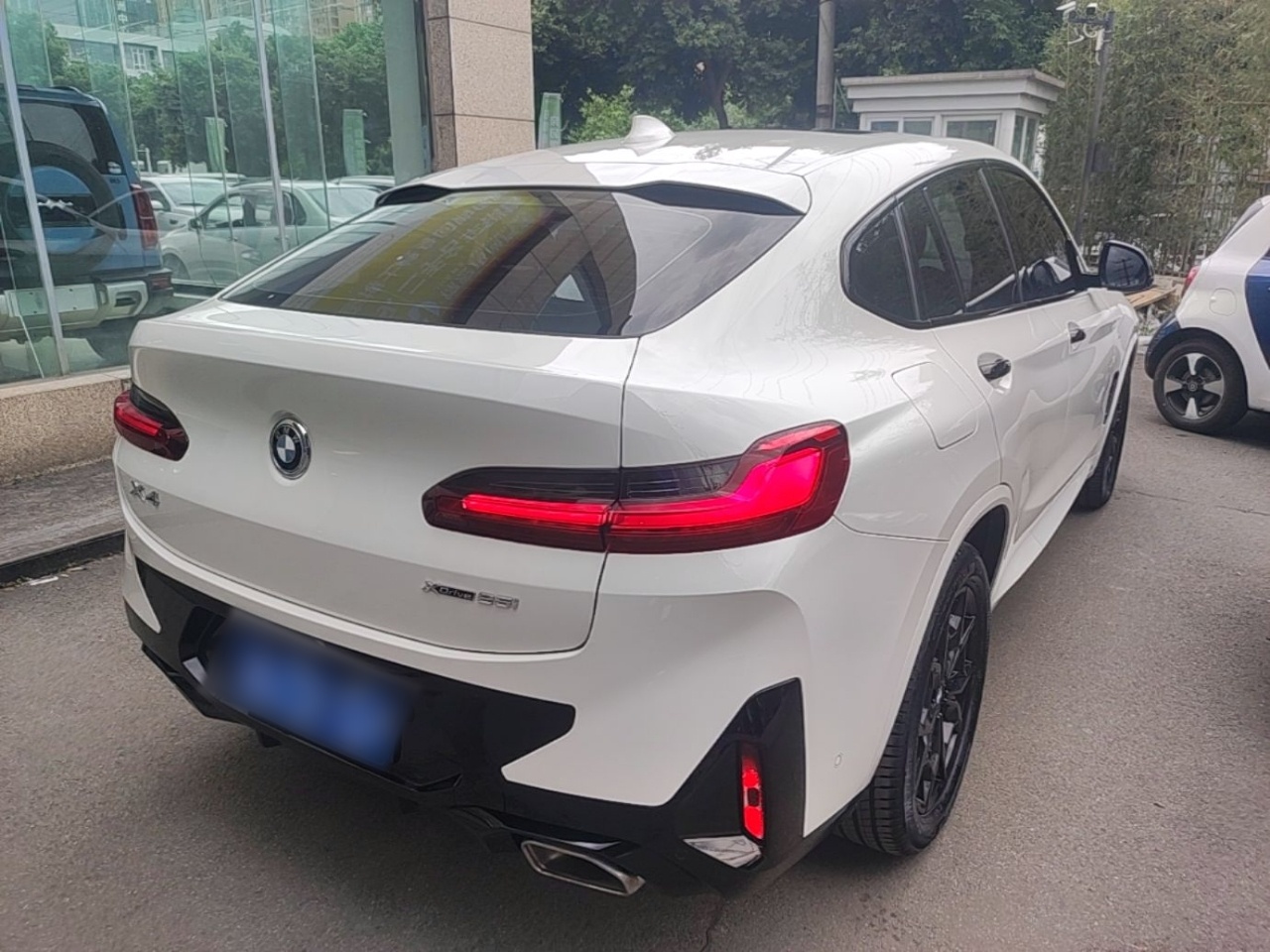 BMW X4 G02 из Китая — белый, вид сзади три четверти, шильдик X4 xDrive 30i