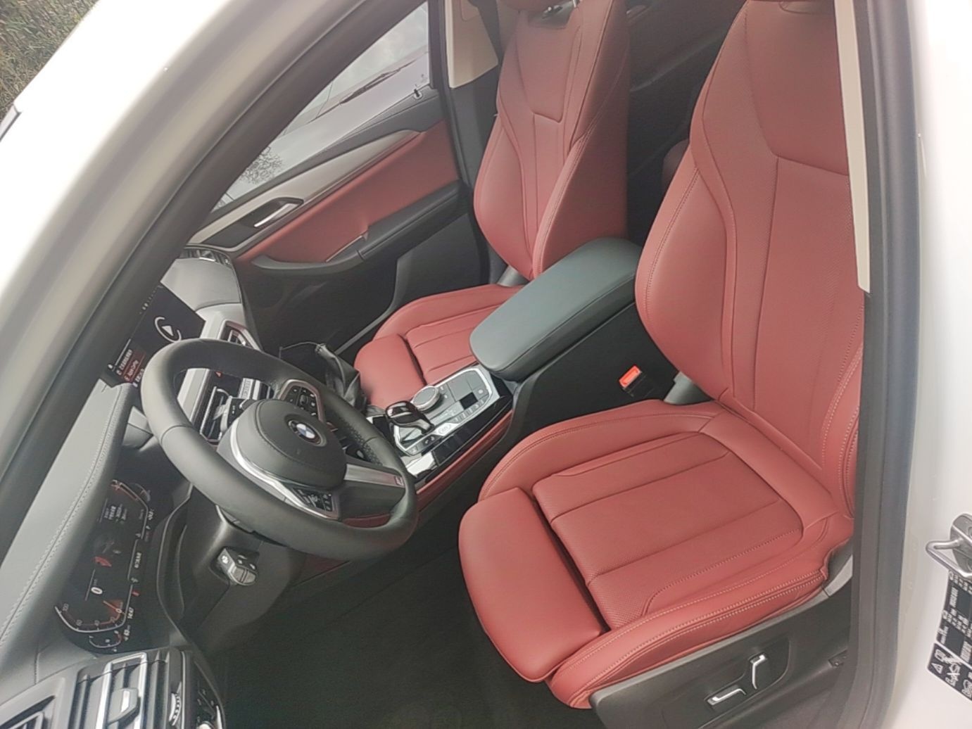 BMW X4 G02 из Китая — салон, передние сиденья, красная кожа M Sport