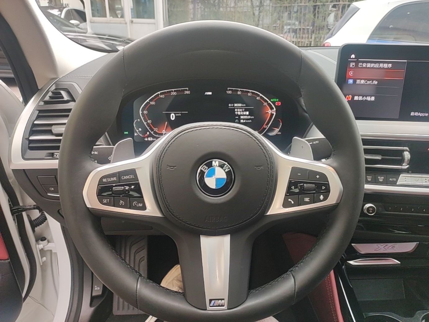BMW X4 G02 из Китая — салон, руль M Sport и панель приборов, шильдик X4 на консоли