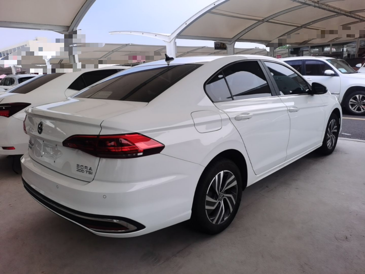 Volkswagen Bora из Китая — белый, вид сзади три четверти