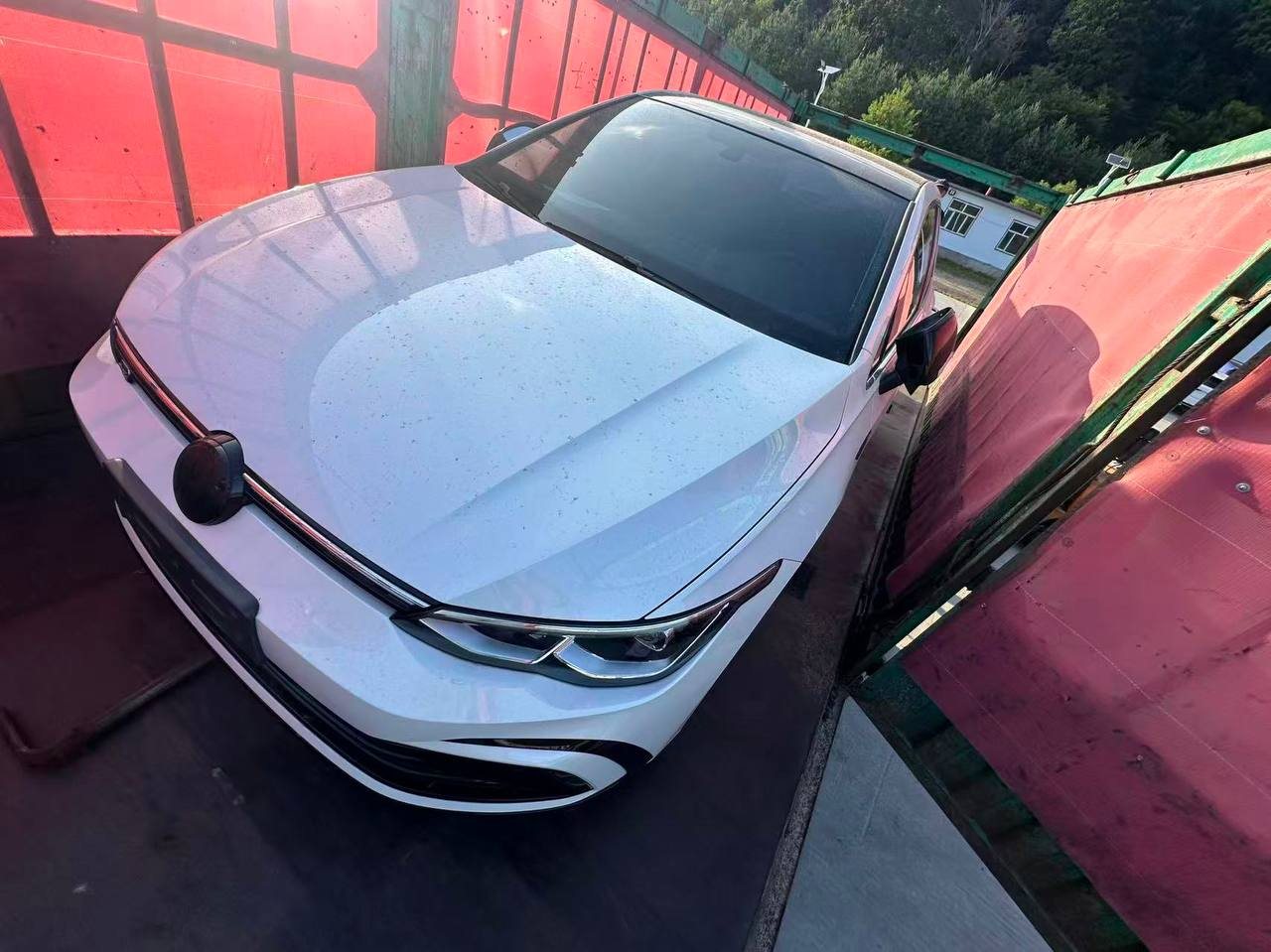 Volkswagen Golf 8 из Китая, белый, на погрузке в автовоз в Китае — реальное фото с отгрузки