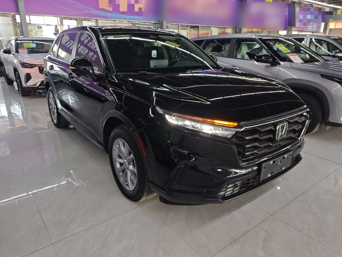 Чёрная Хонда CR-V китайской сборки спереди три четверти