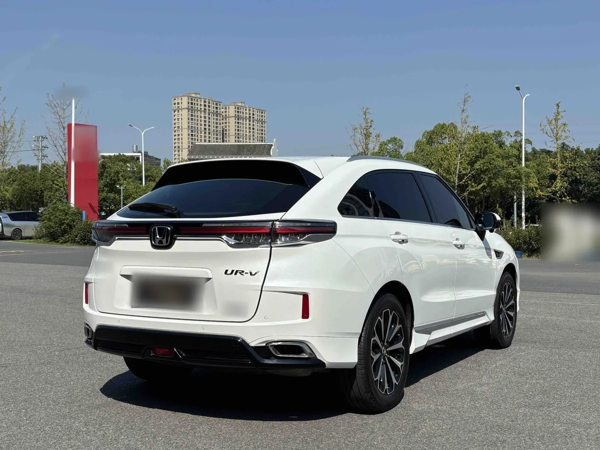 Корма Хонда UR-V с шильдиком модели