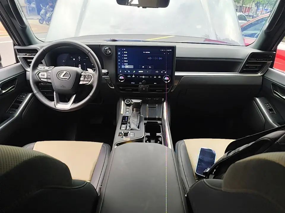 Салон Lexus GX 550h из Китая: руль, экран и бежевая кожа