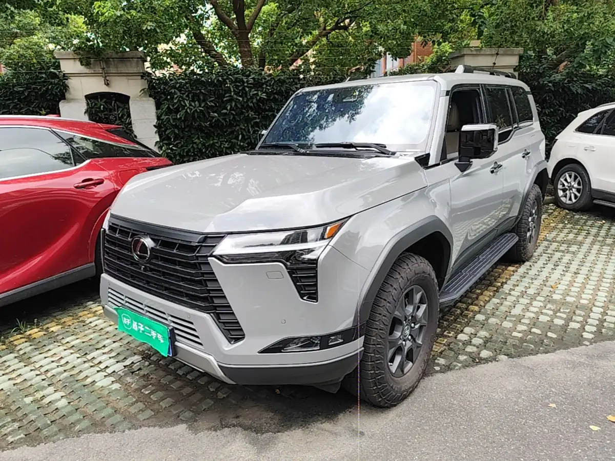 Серый Lexus GX 550h из Китая спереди три четверти на парковке