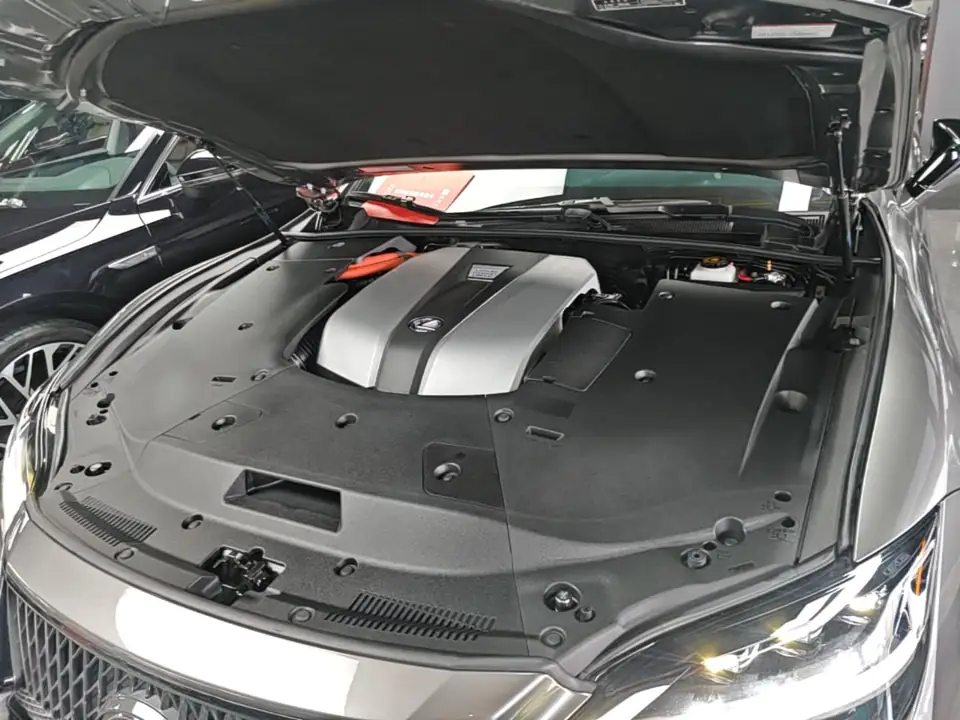Моторный отсек серого Лексус LS из Китая под открытым капотом