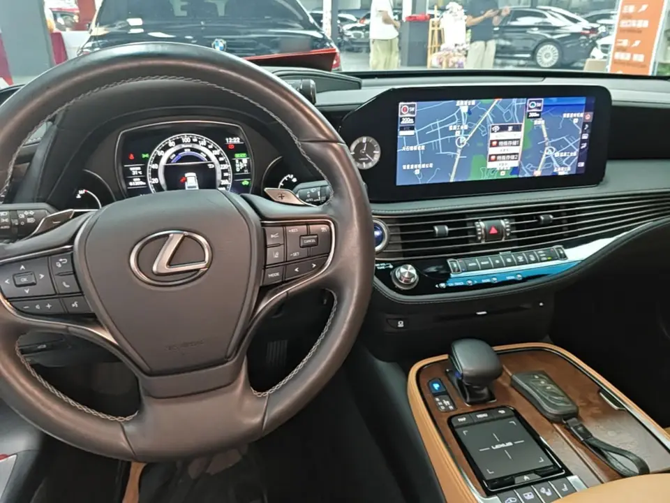 Руль, приборы и экран навигации в салоне Lexus LS из Китая