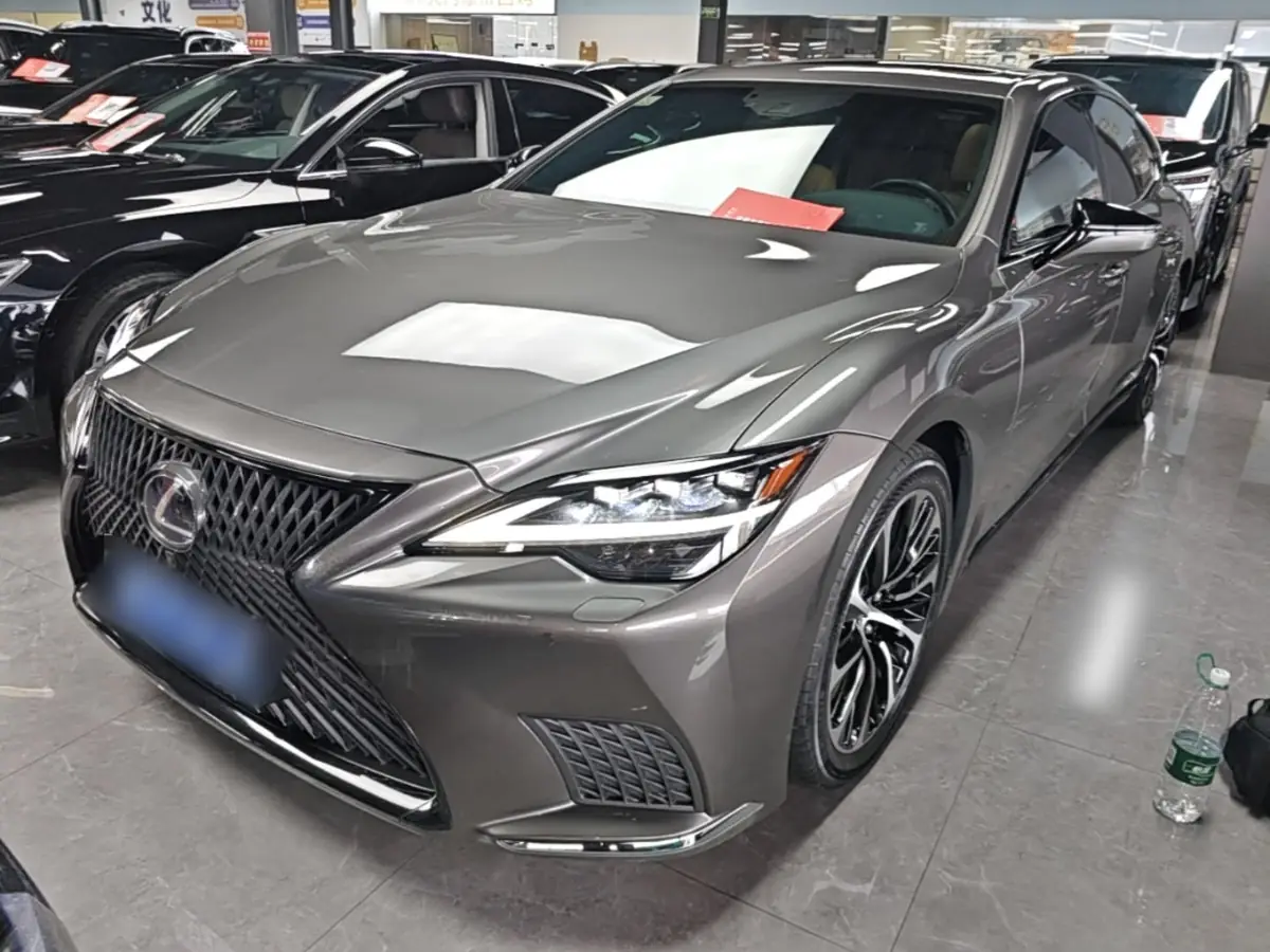 Серый седан Lexus LS из Китая спереди три четверти в дилерском зале
