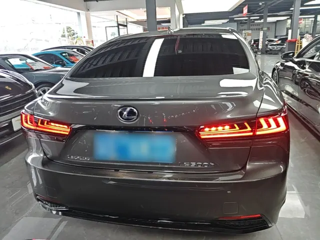 Лексус LS из Китая — сзади