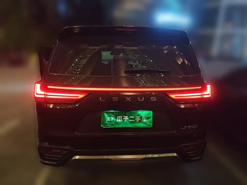 Чёрный Лексус LX из Китая сзади, горящая полоса фонарей