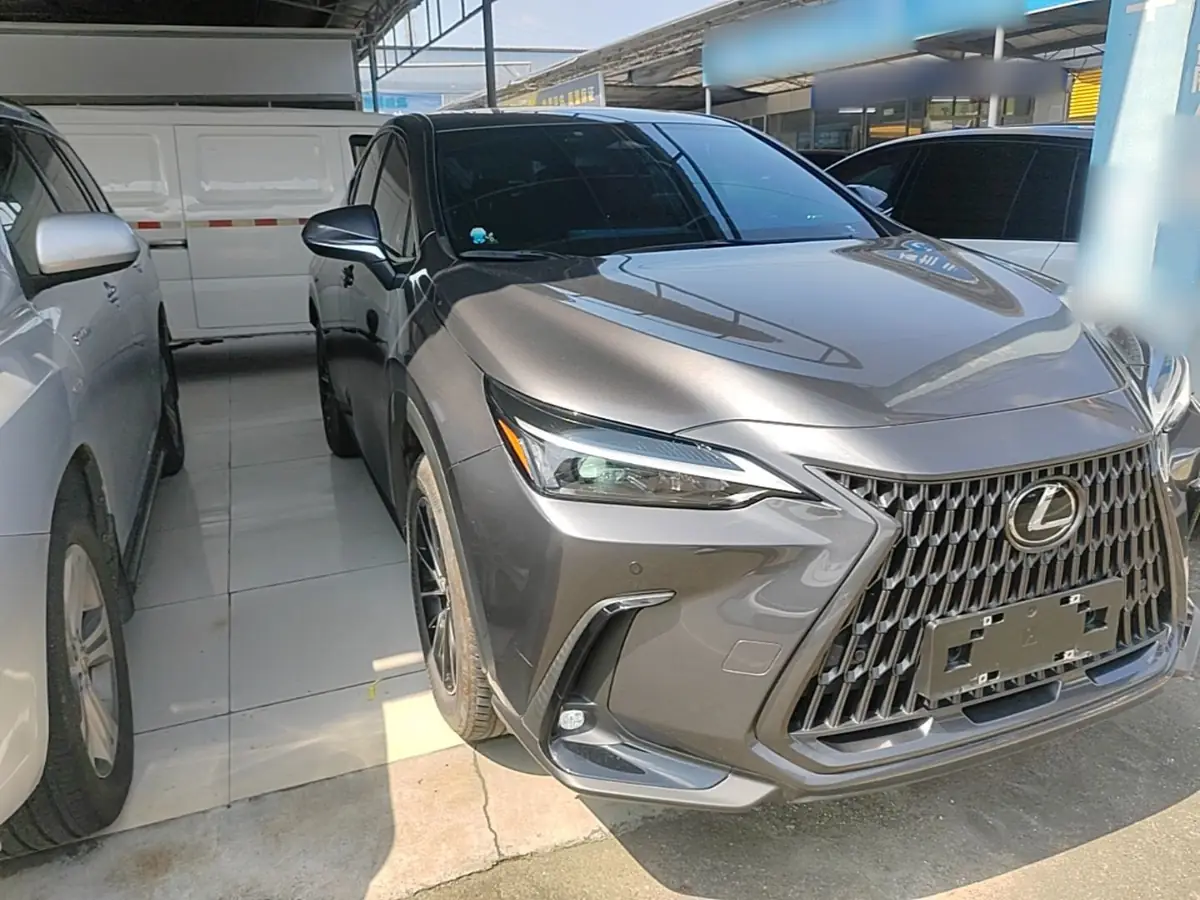 Тёмно-серый Lexus NX второго поколения из Китая спереди три четверти