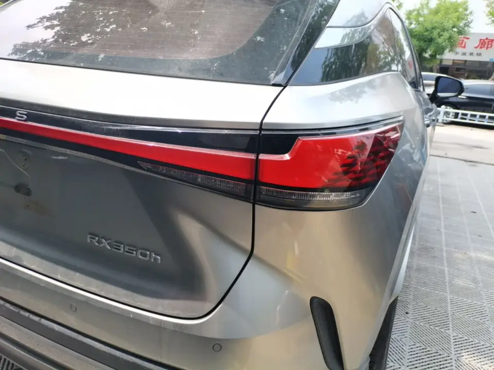 Задний фонарь и шильдик RX 350h на сером Лексусе из Китая