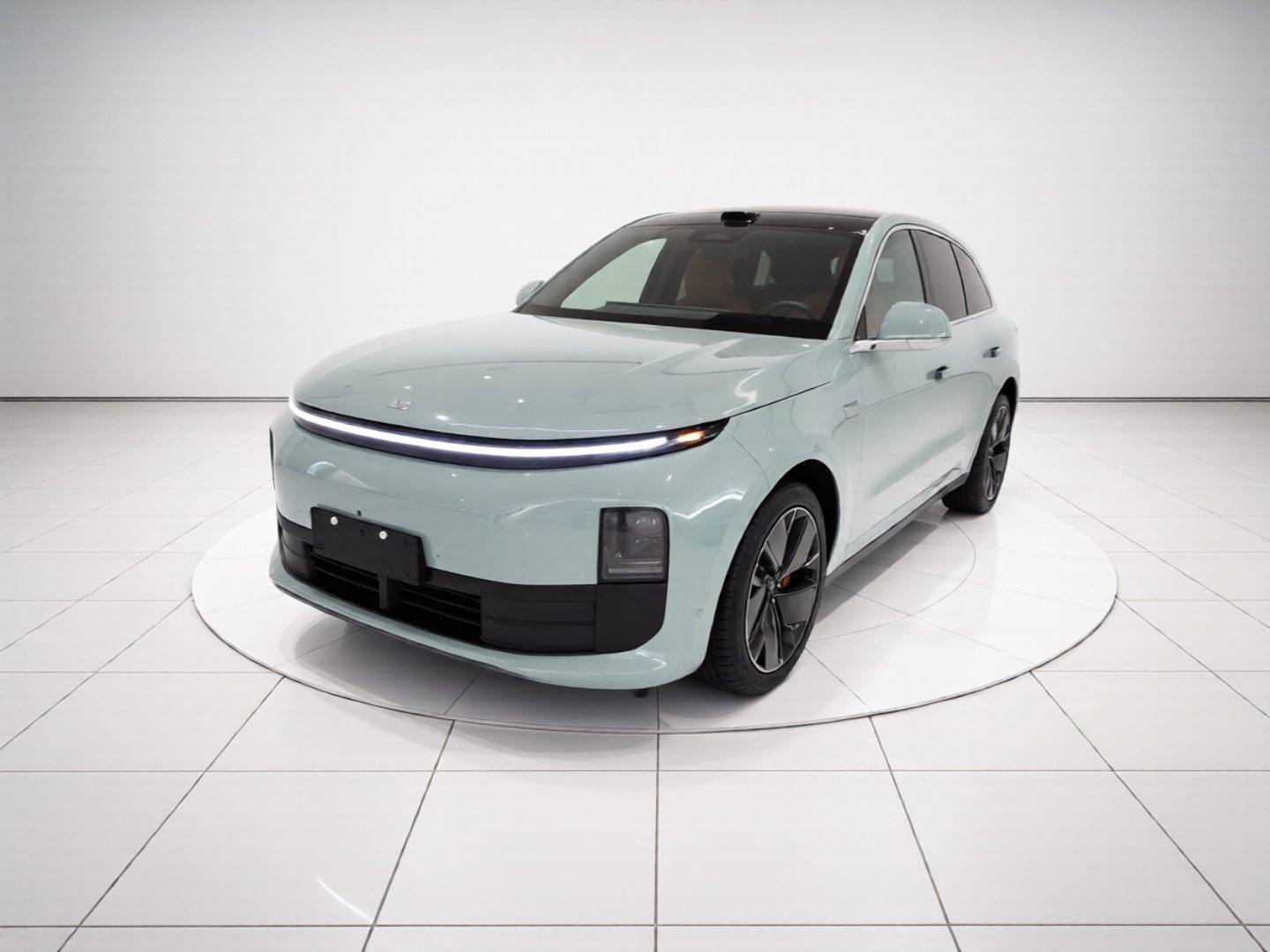 Li Auto L6 из Китая — студийная съёмка, вид спереди три четверти