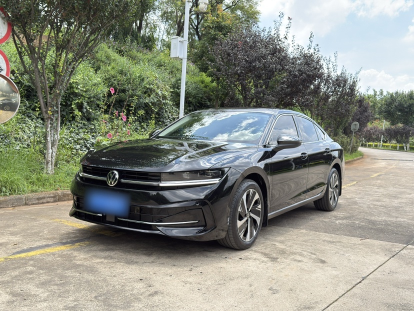 Volkswagen Magotan из Китая — чёрный, вид спереди три четверти