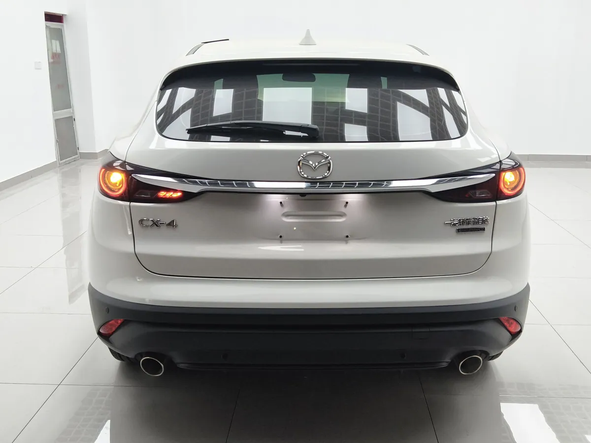 Корма Мазда CX-4 с шильдиком модели