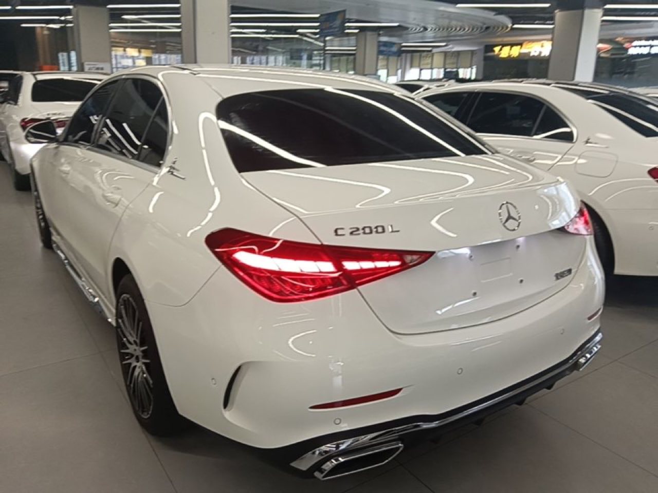 Mercedes C 200 L из Китая — вид сзади с шильдиком C200L и выхлопом