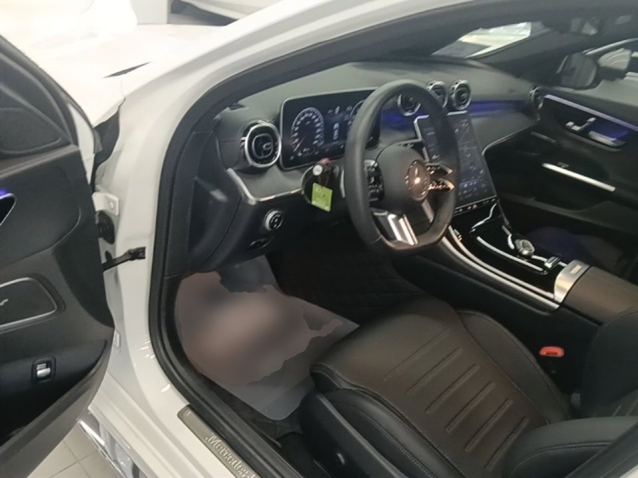 Салон Mercedes C-Class L из Китая — вертикальный планшет MBUX