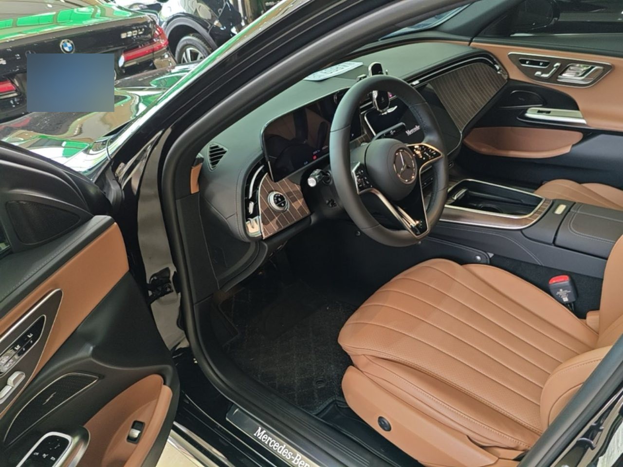Салон Mercedes E-Class L из Китая — торпедо, MBUX и деревянная отделка