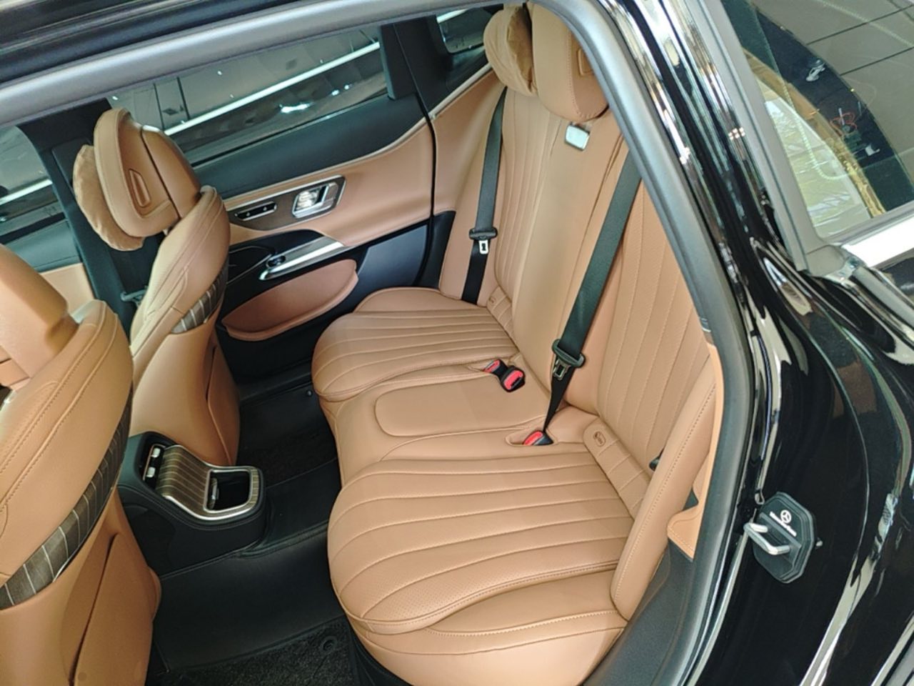 Задний ряд Mercedes E-Class L из Китая — простор для ног