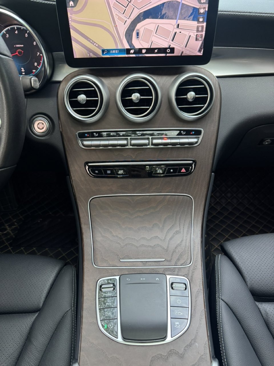 Салон Mercedes GLC из Китая — центральная консоль MBUX и деревянная отделка