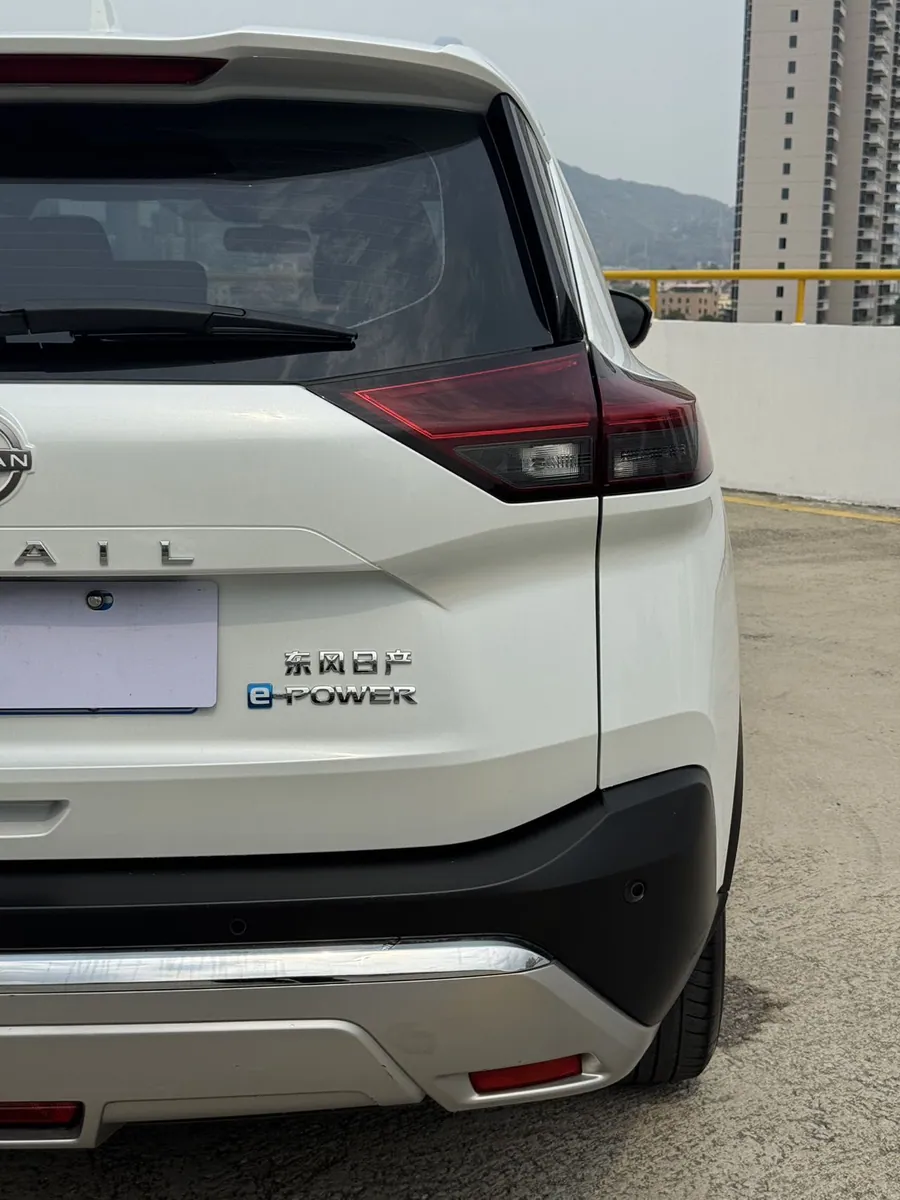 Корма Х-Трейла с шильдиком e-POWER