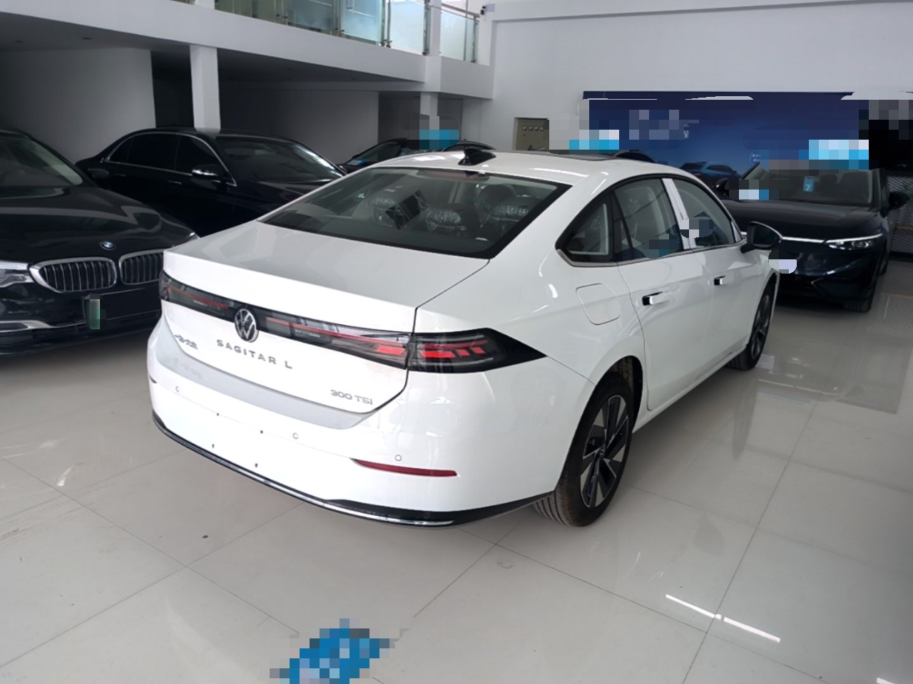 Volkswagen Sagitar из Китая — белый, вид сзади, шильдик