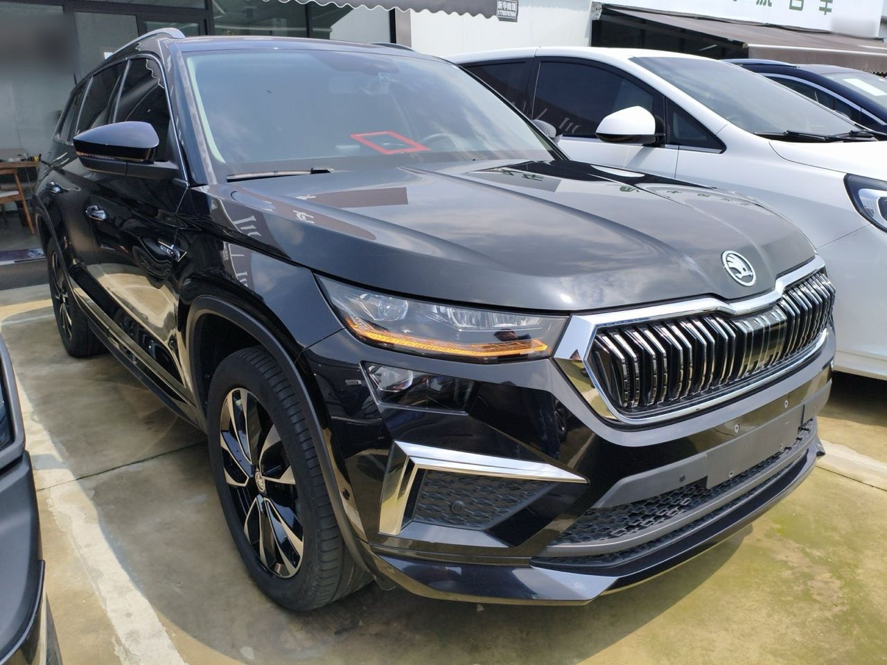 Чёрная Škoda Kodiaq из Китая спереди три четверти