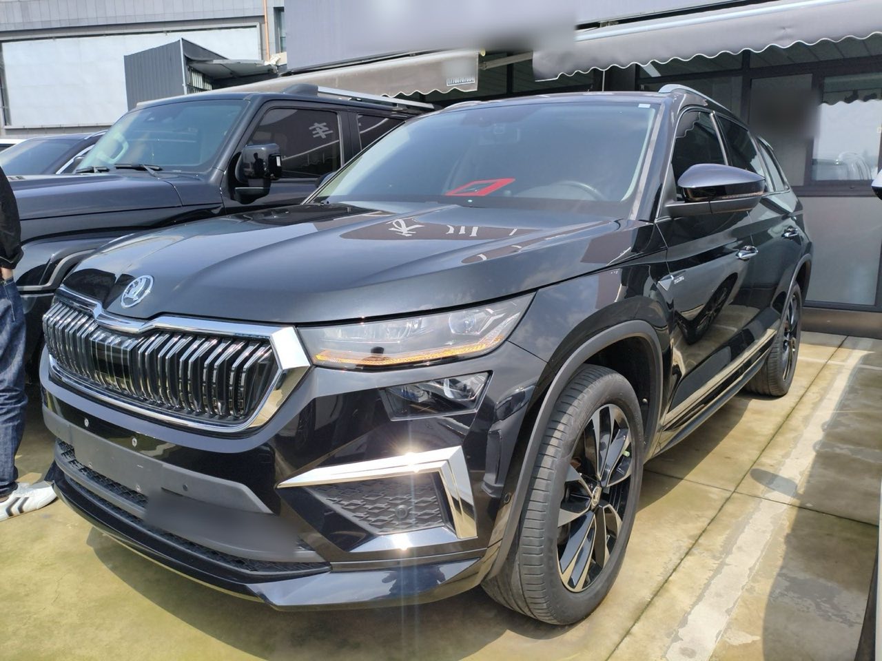 Передняя часть китайского Škoda Kodiaq — вид три четверти