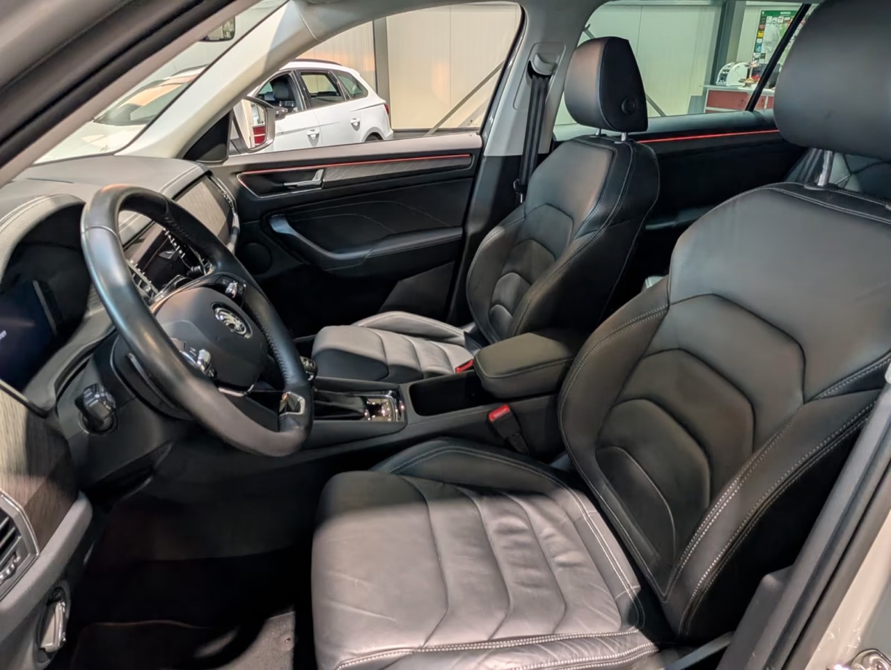 Салон европейского Škoda Kodiaq — передние сиденья, чёрная кожа