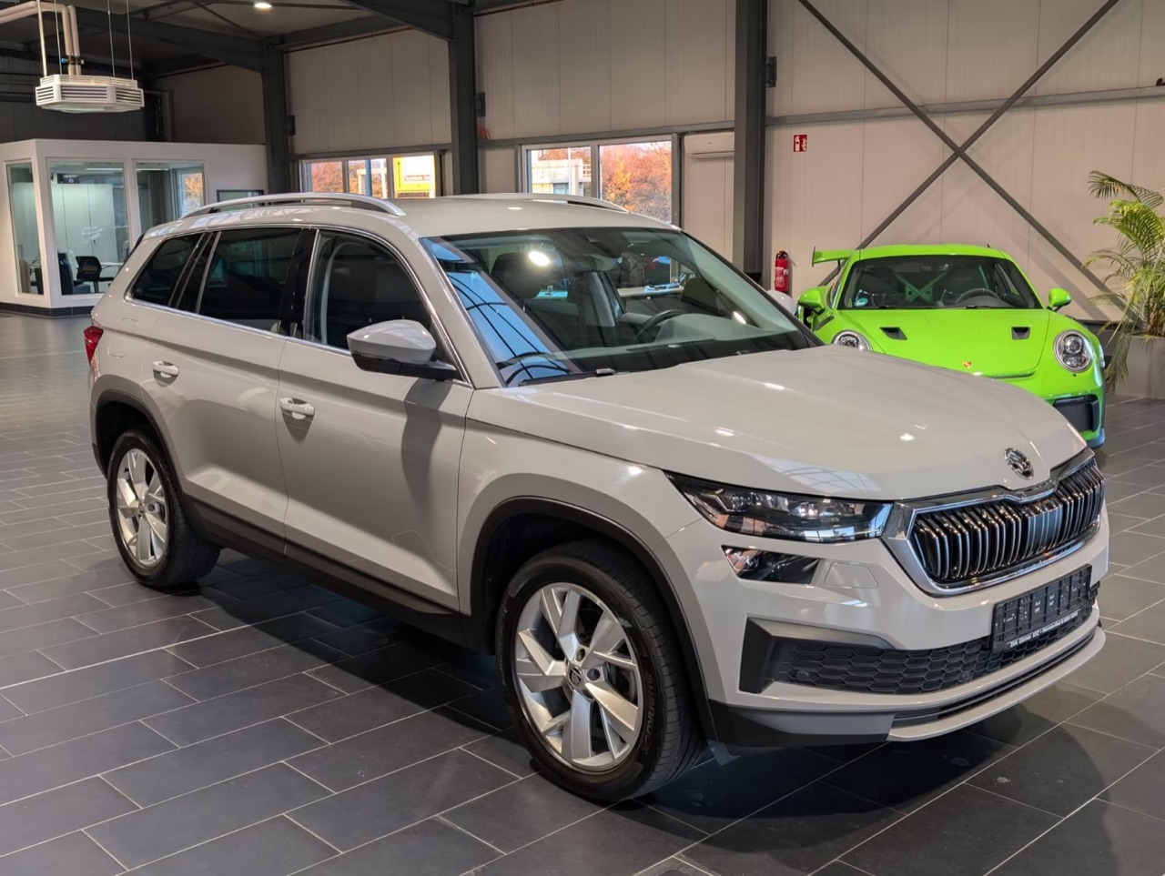 Европейский Škoda Kodiaq у дилера, вид спереди три четверти