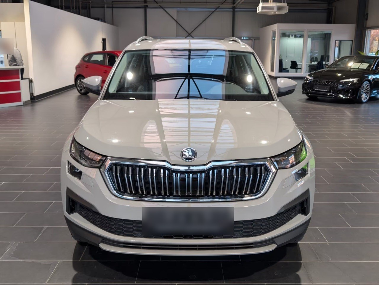 Передняя часть европейского Škoda Kodiaq у дилера