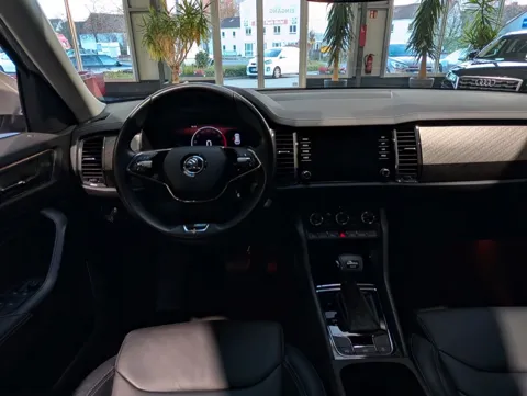 Торпедо и руль Škoda Kodiaq европейской версии — для сравнения с китайской