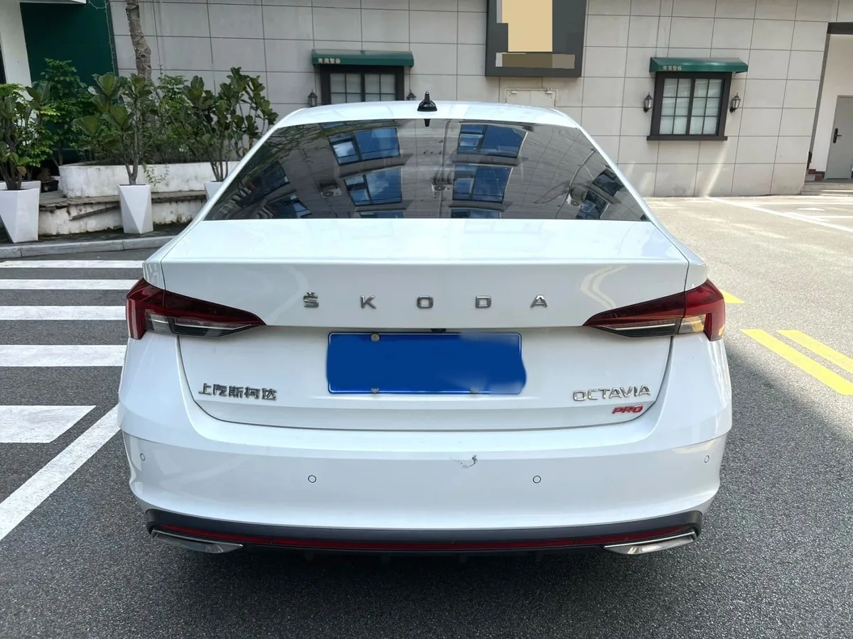 Шильдик Octavia Pro на крышке багажника