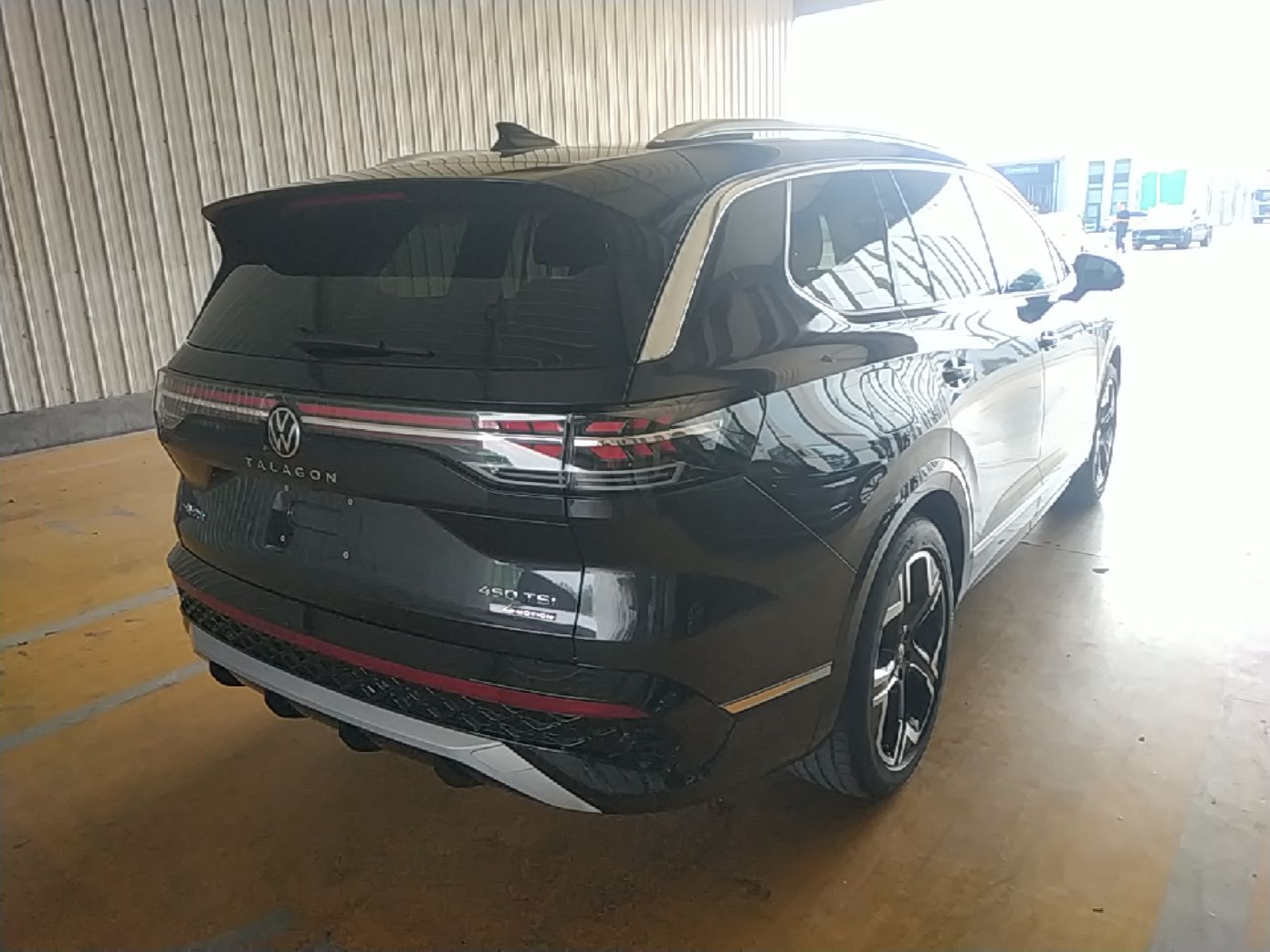 Volkswagen Talagon из Китая — чёрный, вид сзади, шильдик