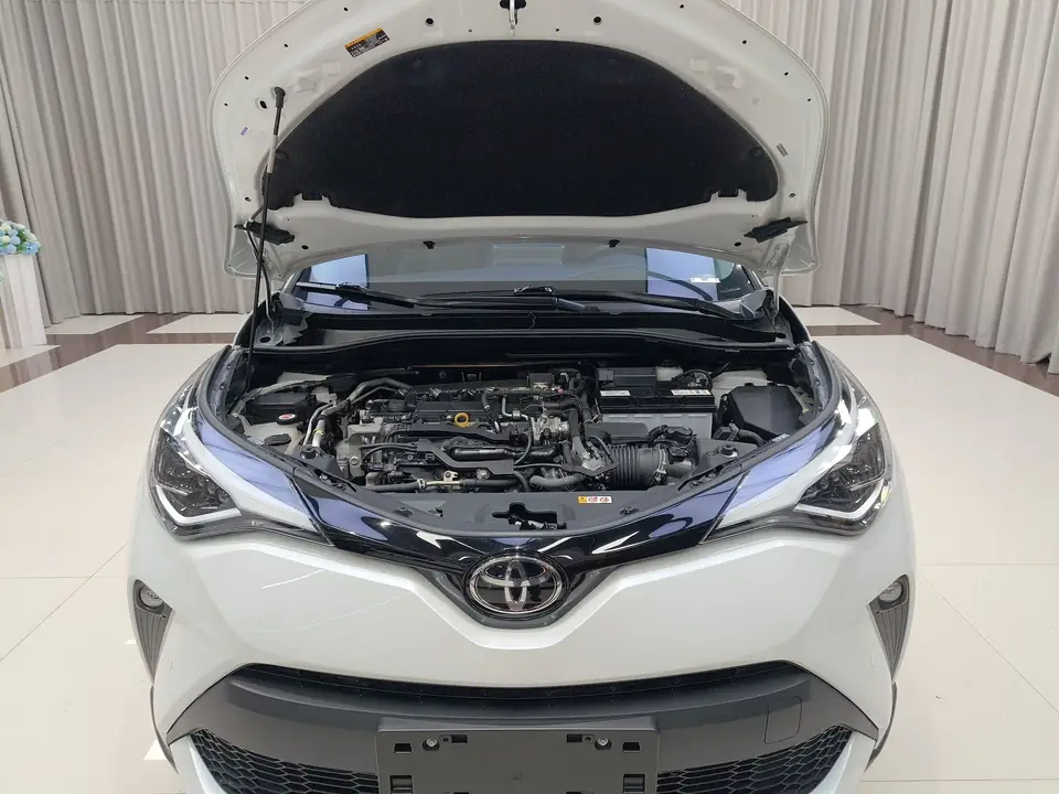 Моторный отсек Toyota C-HR китайского рынка под открытым капотом