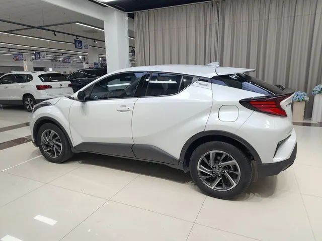 Тойота C-HR из Китая — спереди три четверти