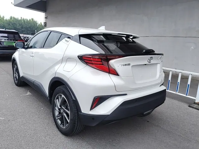 Тойота C-HR из Китая — сзади три четверти
