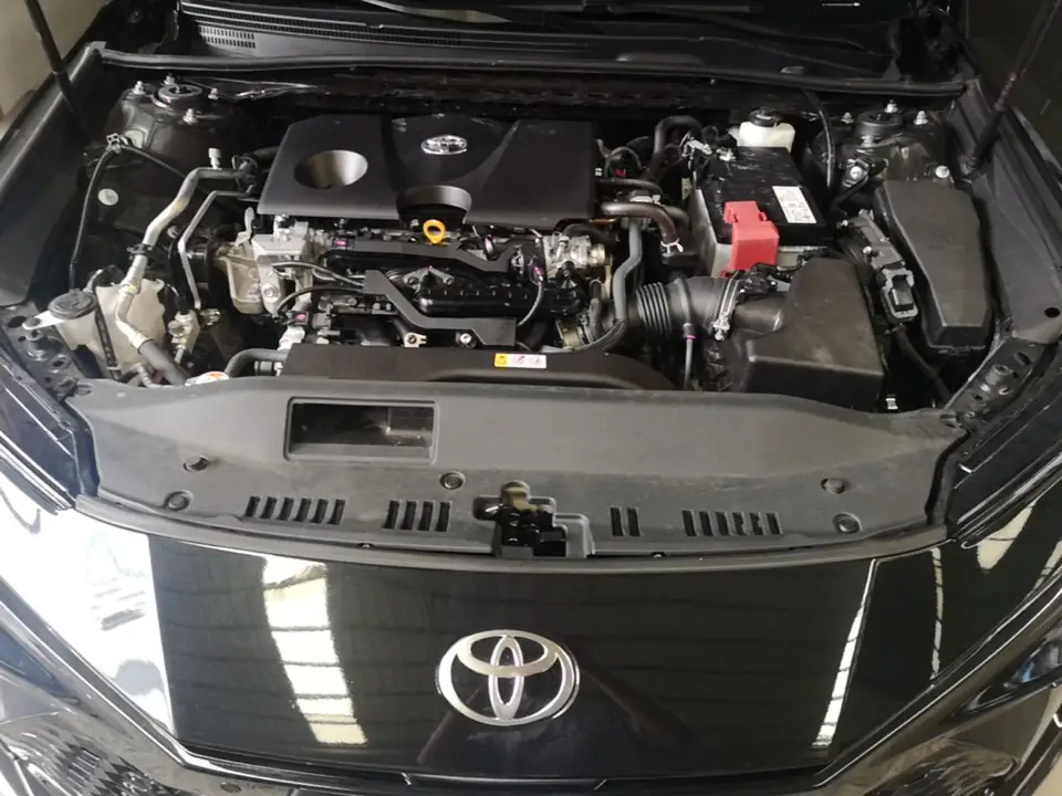Моторный отсек чёрной Camry 80 из Китая под открытым капотом