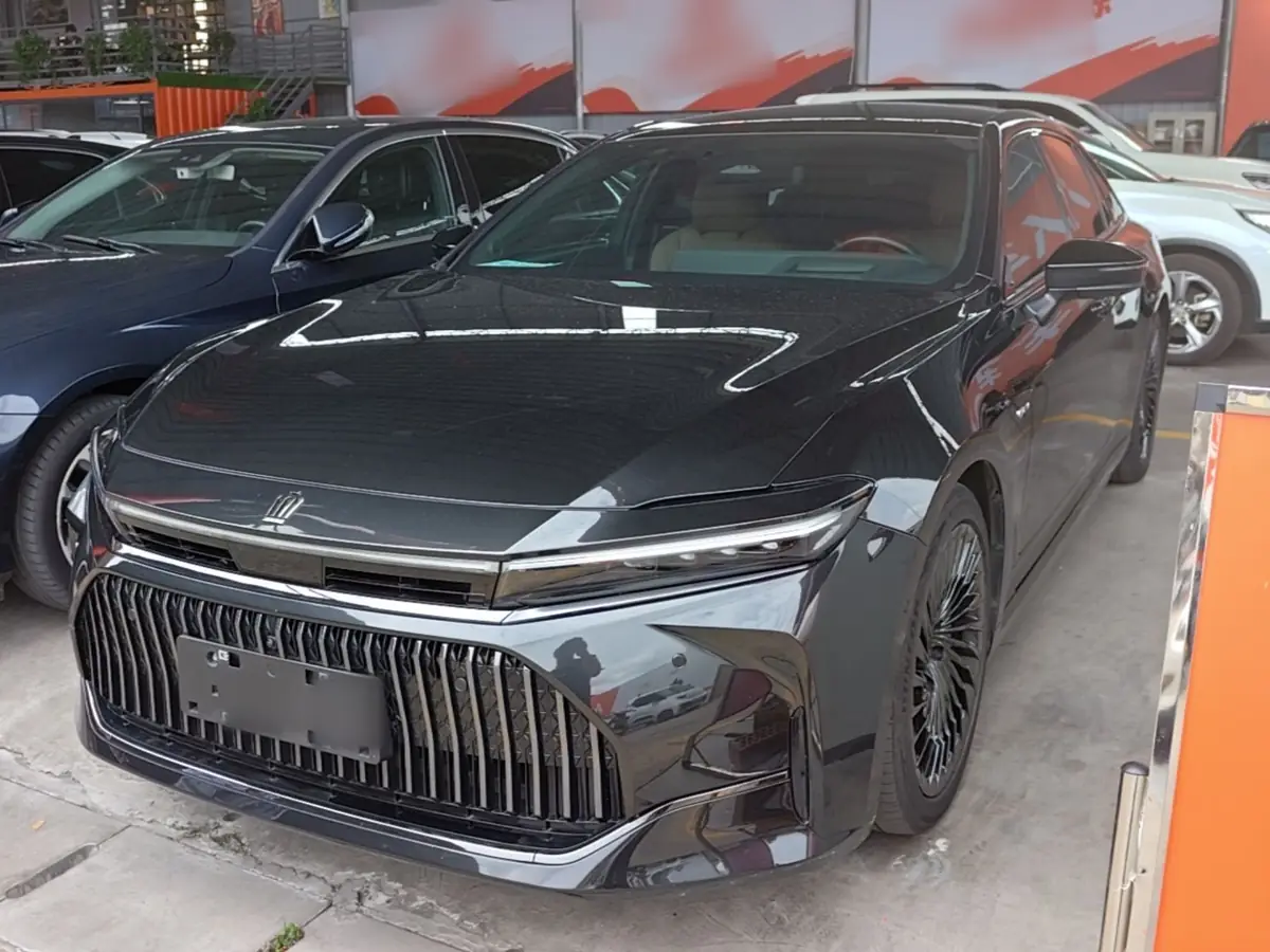 Чёрный Toyota Crown из Китая спереди три четверти на площадке продавца