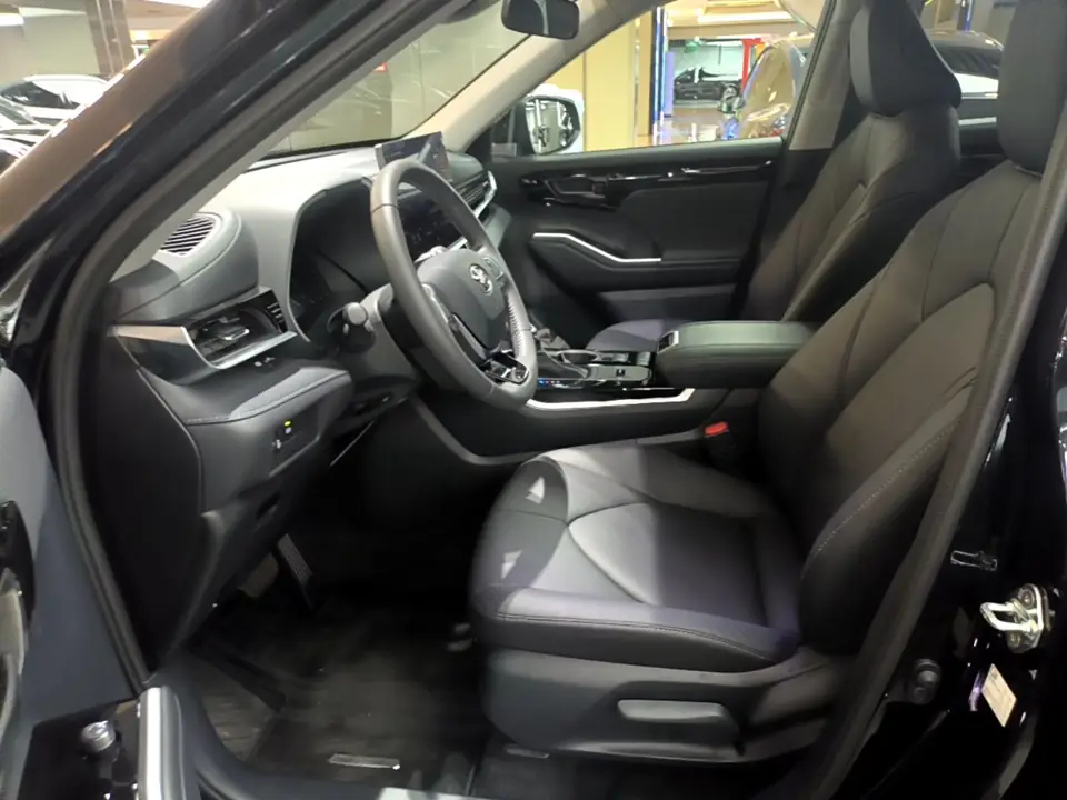 Передние сиденья Toyota Highlander из Китая в чёрной коже через открытую дверь