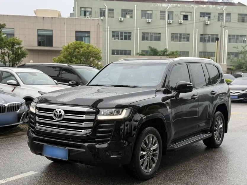 Чёрный Toyota Land Cruiser 300 из Китая спереди три четверти на стоянке