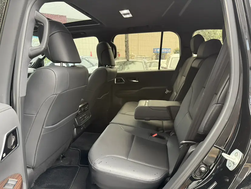 Задний ряд Land Cruiser 300 из Китая в серой коже