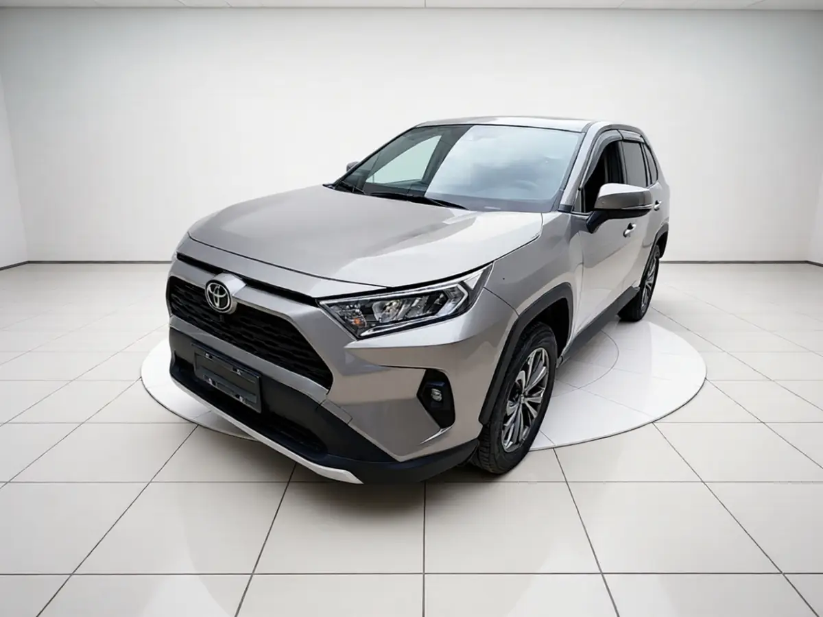 Серебристый Toyota RAV4 пятого поколения из Китая спереди в фотостудии