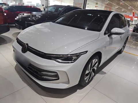Golf 8 белый, вид спереди слева, шоурум площадки в Китае