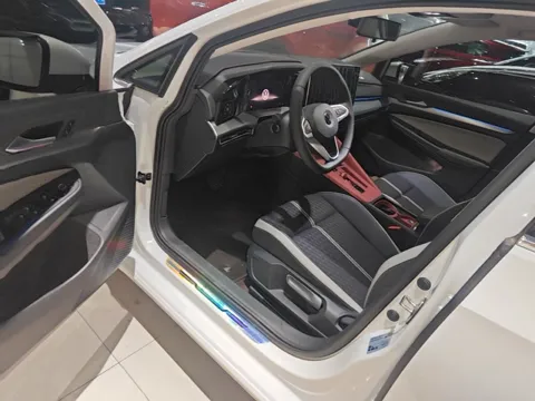 Golf 8: передние сиденья и руль, вид через открытую водительскую дверь