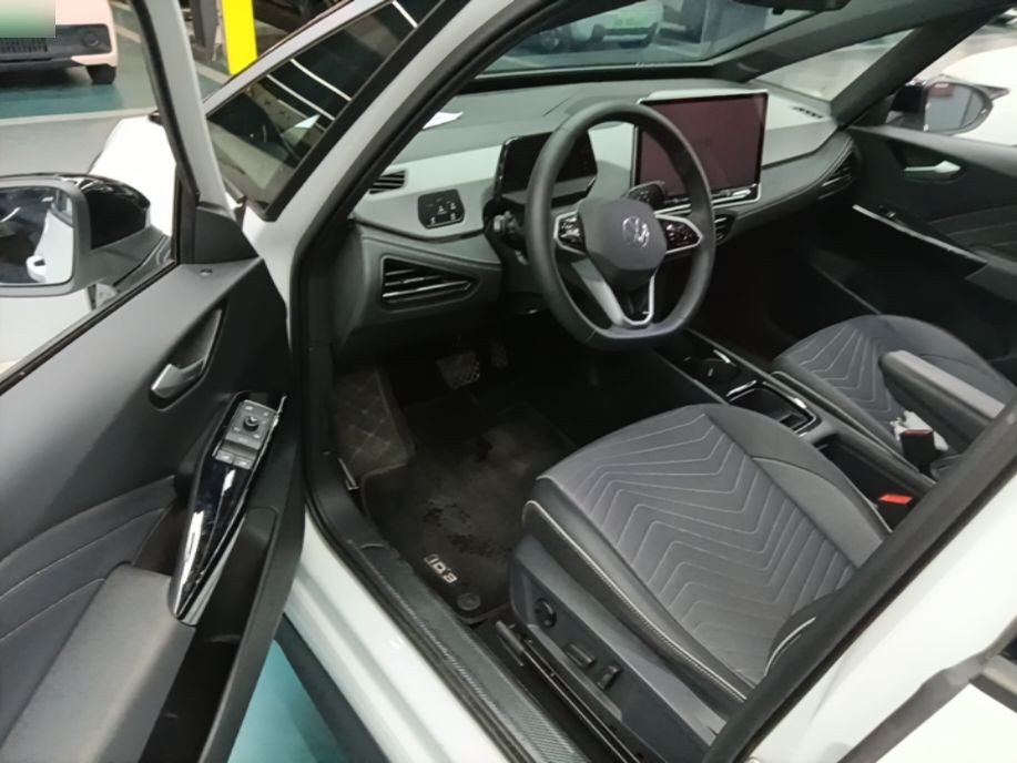 Volkswagen ID.3 из Китая — салон, на коврике читается модель